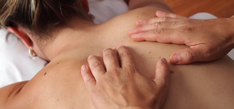 Choisir la table de massage idéale : critères de sélection et métiers concernés